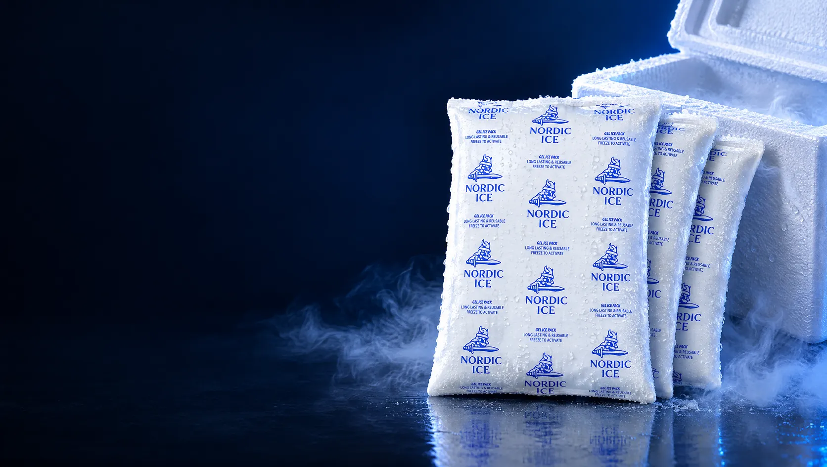 Gel packs reutilizables Nordic Ice escarchados junto a una nevera de espuma aislada abierta